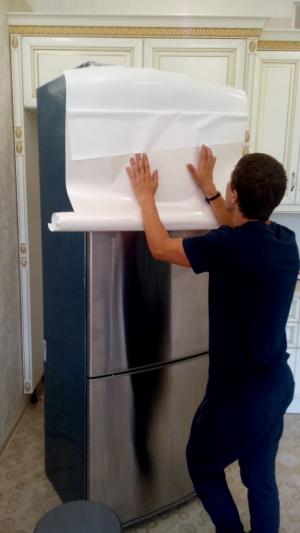 Преображение холодильника благодаря виниловой пленке